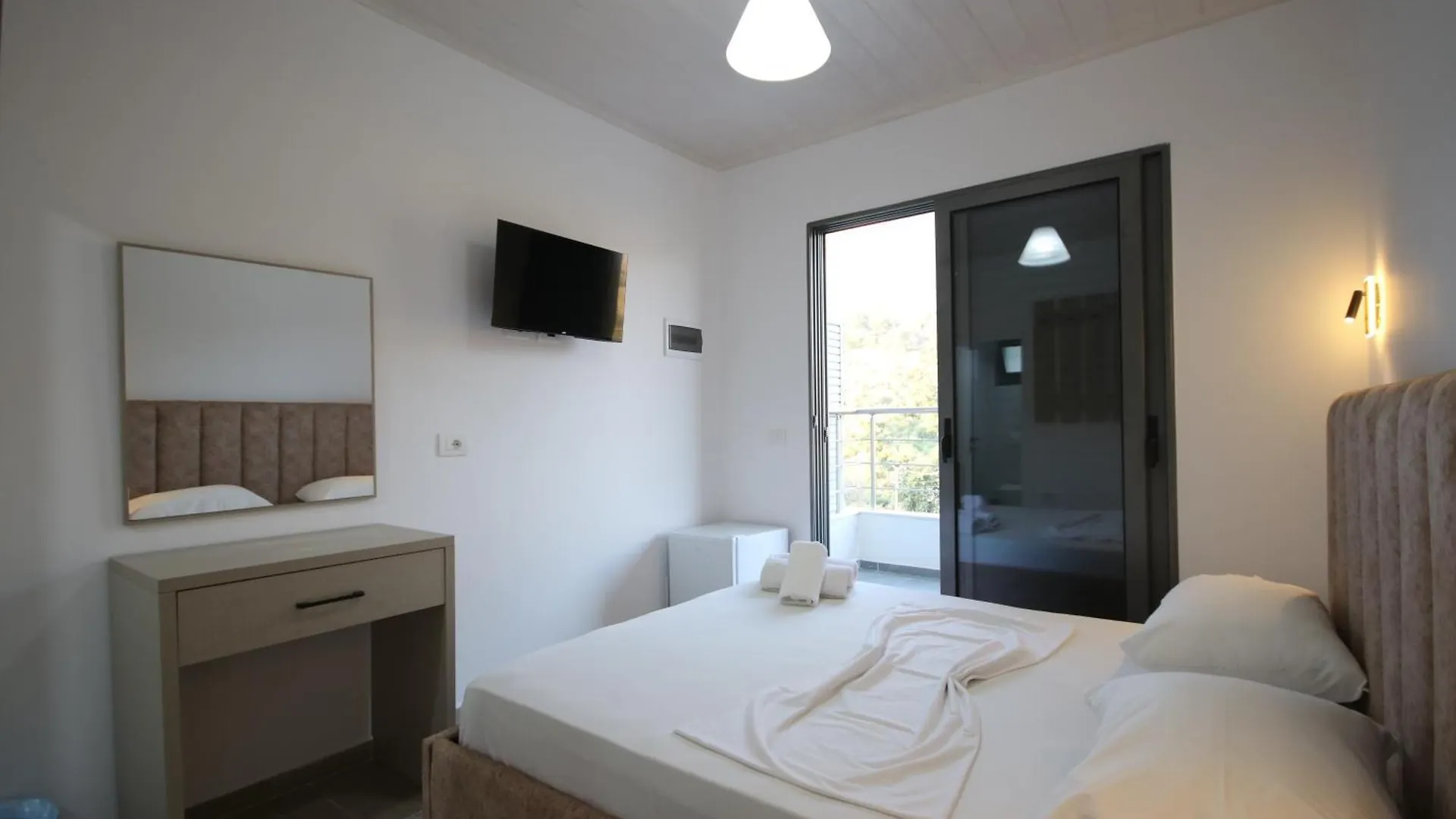 Bujtina Eleni Hotell Himare